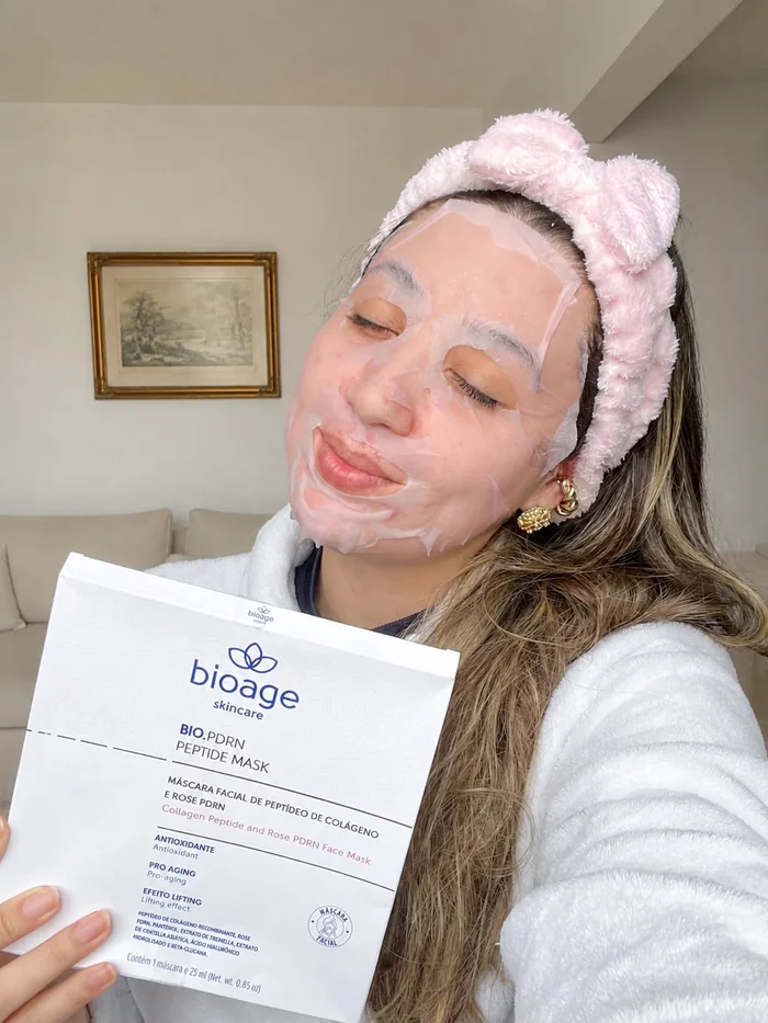 Com a máscara facial da Bioage