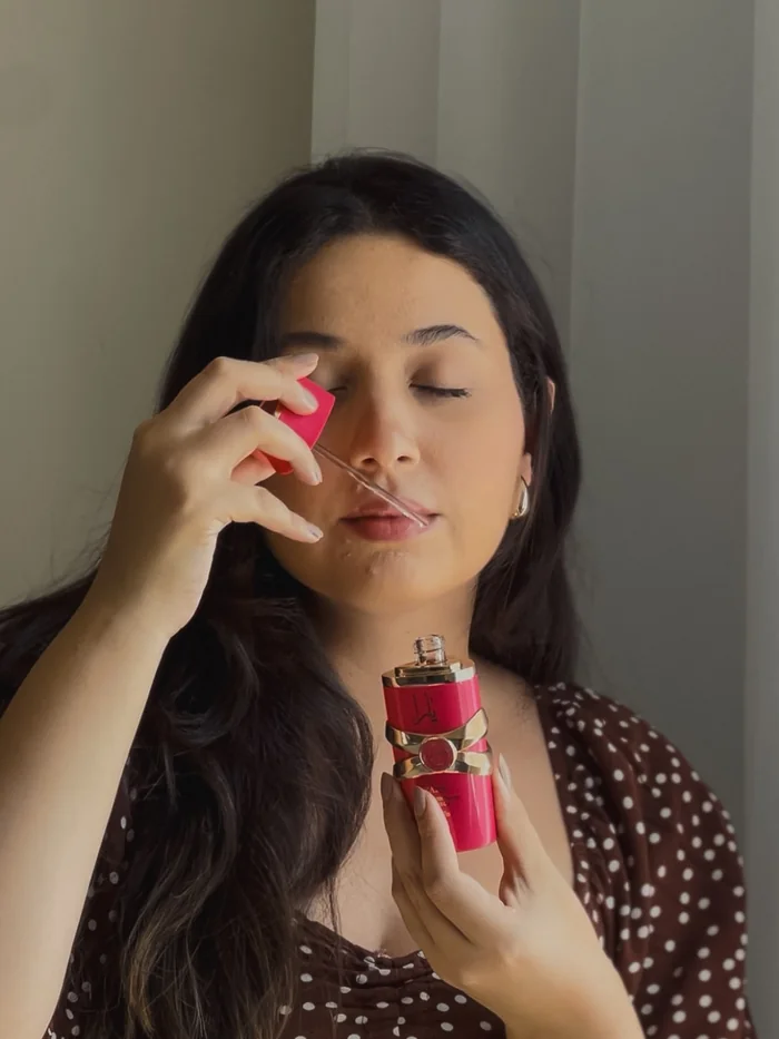 Aplicando o perfume da Claré Essence